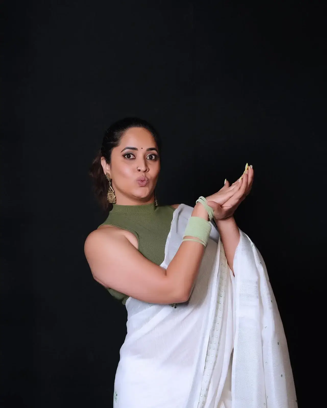 ANASUYA BHARADWAJ IMAGES IN SLEEVELESS WHITE SAREE